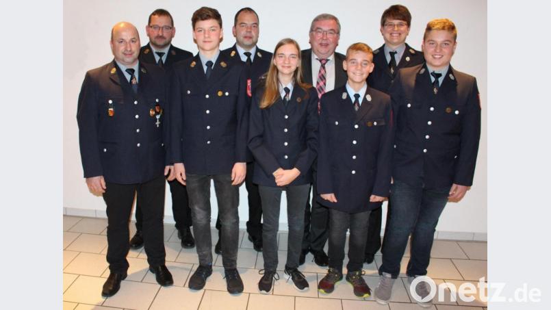 Kommandant Berthold Heindl, sein Stellvertreter Christian Heindl, Julian Sehr, Kreisbrandmeister Marco Weiß, Theresa Hagler, Bürgermeister Josef Reindl, Andreas Hagler, Jugendwartin Julia Mutzbauer und Stefan Heindl (von links). Bild: ads