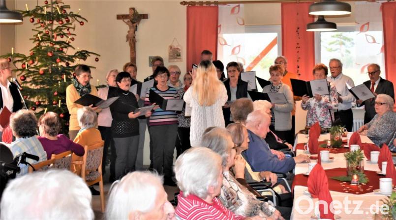 In der Weihnachtsfeier im BRK-Seniorenpflegeheim Gmünd stimmt der Männergesangverein mit gemischtem Chor auf Weihnachten ein. Bild: rgr