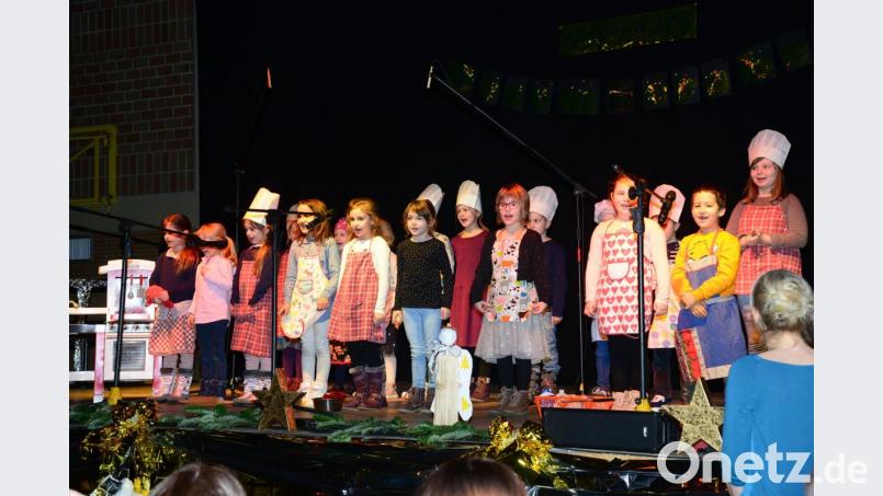 &quot;In die Weihnachtsbäckerei&quot; lädt die Klasse 1a beim &quot;glitzernden Dezemberabend&quot; in der Mehrzweckhalle ein. Bild: bey