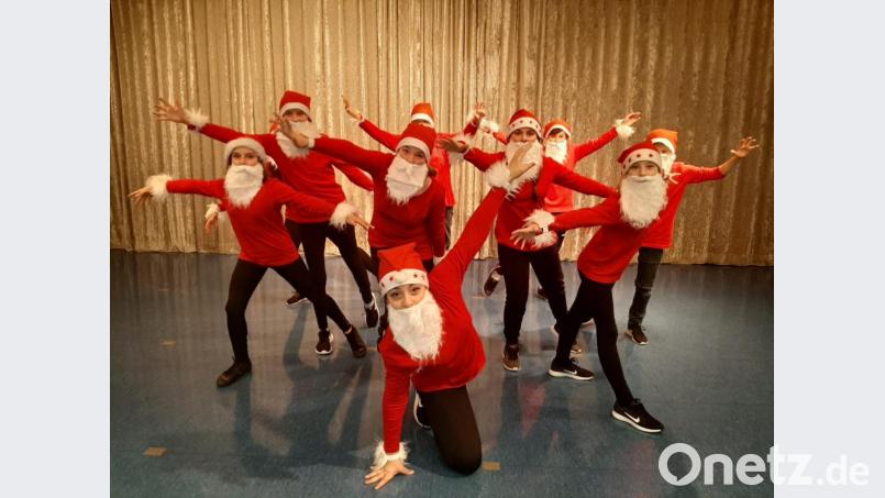 Weihnachtsmänner (Bild), Christbäume und auch Schneeflocken tanzen auf der Bühne. Bei &quot;Auf der Suche nach dem Christkind&quot; zeigen über hundert Tanzschüler ihr Können. Bild: opp