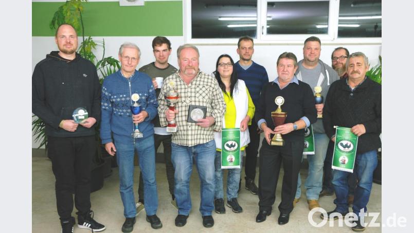 Mit Pokalen, Urkunden und Ehrenpreisen ehrt der Kleintierzuchtverein Eschenbach seine Meister 2019. Im Bild zeigt die erfolgreichen Altzüchter mit Vorsitzendem Werner Kennel (Zweiter von rechts), Ausstellungsleiter Geflügel Wolfgang Dobmeier (Fünfter von rechts) und Ausstellungsleiter Rassekaninchen Josef Dötterl (Zweiter von links). Bild: do