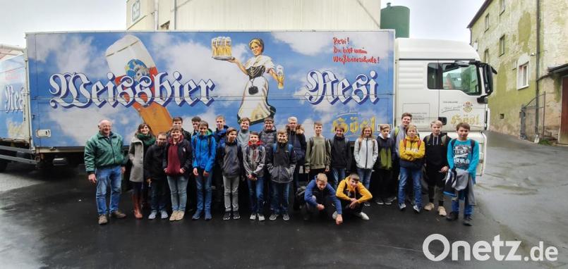 Die Schüler der Realschule im Stiftland zusammen mit Brauereichef Michael Hösl (links). Bild: Realschule im Stiftland/exb