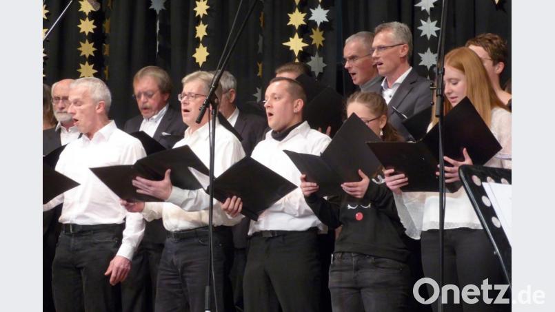 Eine brillante Leistung wie der „Lehrer-Eltern-Ehemaligen-Chor“.lieferten alle Akteure ab. Bild: Schönberger, Ferdinand [fsb]