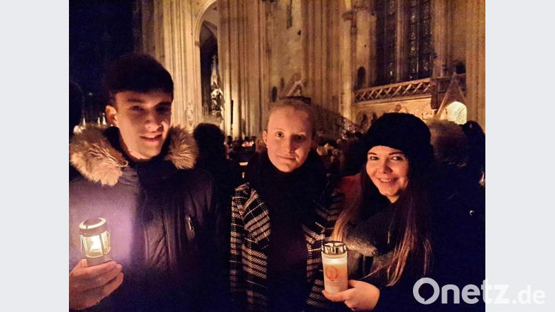 Timo Busch, Christina Hößl und Annalena Schmidt (von links) haben das Friedenslicht in Regensburg abgeholt. Bild: hai