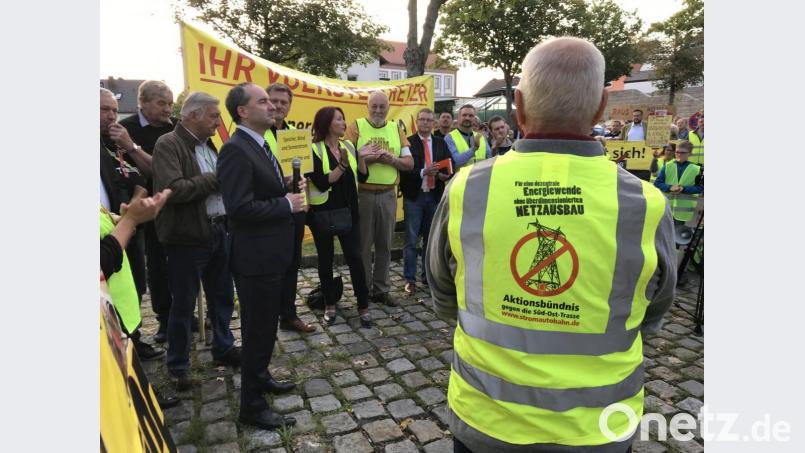 Vor der BR-Bürgersendung &quot;Jetzt red i&quot; in der Neustädter Stadthalle spricht Wirtschaftsminister Hubert Aiwanger zu den Gegnern der geplanten Stromtrasse Süd-Ost-Link. Bild: Gabi Schönberger