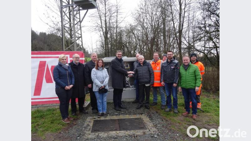 Per Knopfdruck nahmen Bürgermeister Günter Kopp (Sechster von rechts) und Amplus-Vertreter Robert Scholz (links daneben) das Glasfasernetz in Betrieb. Bild: ak