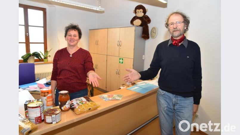 Mit ein paar Lebensmitteln oder kleinen Geldbeträgen versuchen Alexandra Doleschal und Theo Wißmüller vom Diakonischen Werk ganz akute Notfälle zu lindern – oft gleicht ihre Arbeit einem Kampf gegen Windmühlen. Bild: Andreas Royer