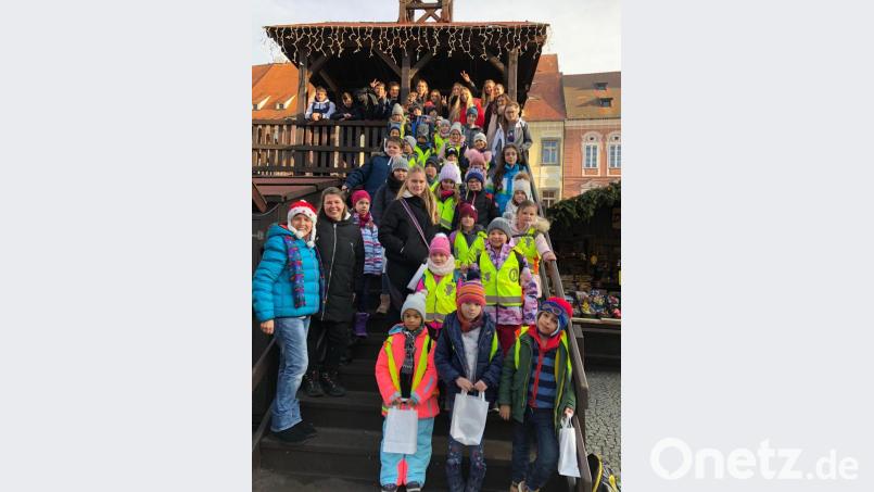 Gemeinsame Bastelaktionen in der Bastelstube am Weihnachtsmarkt und die Erkundung des Marktes verband die Schülerinnen und Schüler der Partnerschulen. Bild: sei