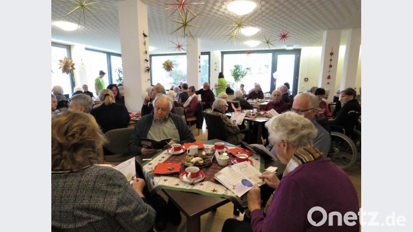 Die Seniorinnen und Senioren sangen sehr gern die ihnen ein Leben lang bekannten klassischen Weihnachtslieder mit. Wer den Text nicht mehr auswendig konnte, durfte im kleinen Liederbuch nachschauen. Bild: ubb