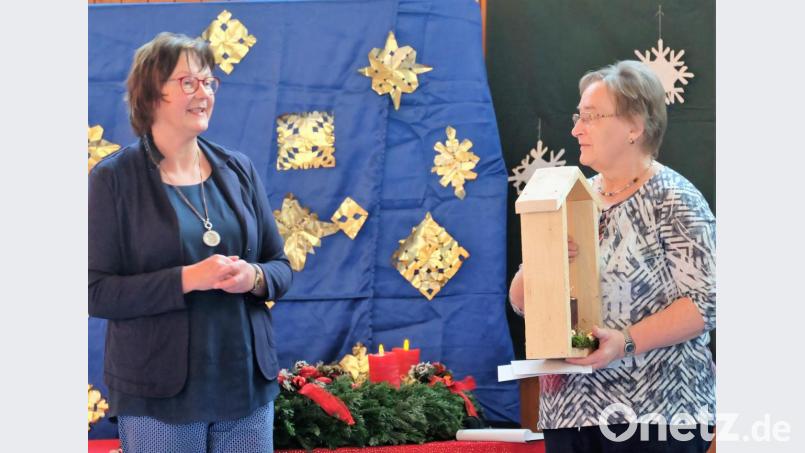 Ingrid Mehlhorn erhält von Schulleiterin Gabriela Bäumler ein kleines Dankesgeschenk. Bild: wlr
