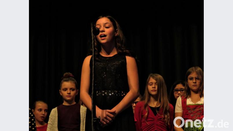 Der Unterstufenchor eröffnete das Konzert mit Gesang und Texten zur bayerischen Weihnacht. Bild: ubb