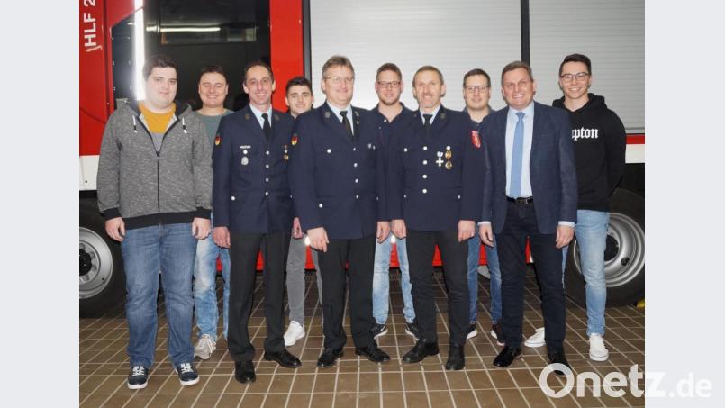 Bürgermeister Norbert Eckl (Zweiter von rechts) gratulierte der neuen Vorstandschaft um Adolf Hammer (Fünfter von links) und wünschte dem Verein viel Erfolg. Bild: weu