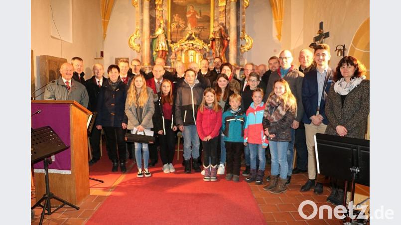 Alle Mitwirkenden am Adventssingen in der St. Laurentiuskirche in Kürmreuth mit den Verantwortlichen Karin Wittmann und Simone Hüttner. Bild: gru