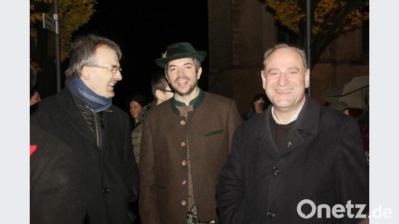 Tiroler-Adler-Wirt Bernhard Dötterl (mitte) mit Pfarrer Edmund Ungerer (rechts) und dem Erbendorfer Pfarrer Martin Besold. Bild: JOCHEN NEUMANN ERBENDORF