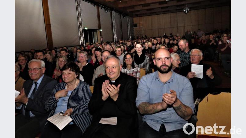 Mit viel Applaus dankte das große Publikum, darunter Pfarrer Georg Flierl und der ehemalige Schulleiter Wolfgang Minssen (2 und 4. v. re. vorn) den jungen Musikern. Bild: ubb