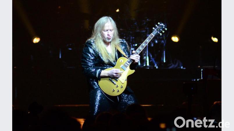 Geburtstagskind Joey Kelly eröffnet das "25 Jahre Over the Hump"-Konzert in München mit "Why, Why, Why". Bild: Kunz