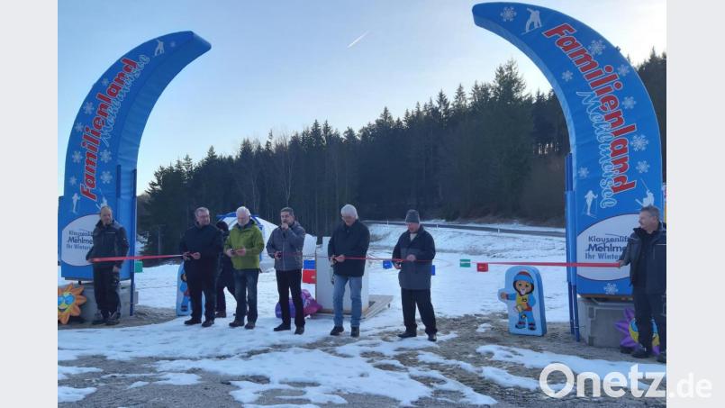Eine 200 Jahre alte Glocke schreibt Geschichte. Ihren Bestimmungsort hat sie kürzlich erreicht: Im Köhl´n-Keller von Bernhard Dötterl im Dorf Tirol. Standesgemäß mit ordentlicher Glockenweihe und einer gepflegten weltlichen Feier. Bild: gis