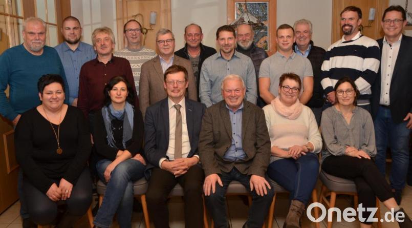 Die beiden Stadträte Johann Gösl (vorne, Dritte von rechts) und Dr. Volker Wappmann (vorne, Dritter von links) führen die gemeinsame FDP/UW-Stadtratsliste an. Einige Kandidaten waren an diesem Abend verhindert. Bild: dob