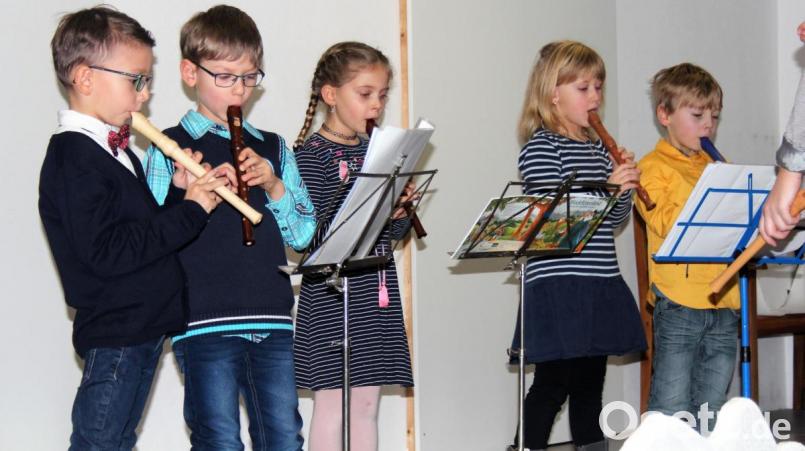 Die Blockflötengruppe "Zwergenmusikanten" unter der Leitung von Lena Reindl zeigte beim Vorspielnachmittag der Jugendblaskapelle ihr Können. Bild: stg