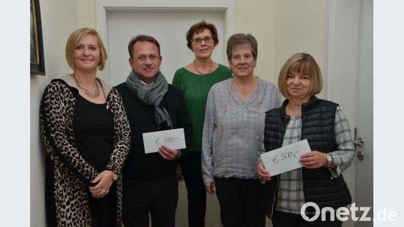FB-Sprecherin Martha Bauer überreichte mit ihrem Vorstandsteam Johanna, Gollwitzer und Ingrid Reber (von links) überreichten je 500 Euro an Dekan Alexander Hösl und Ingrid Scheinkönig vom Sozialamt der Stadt (rechts). Bild: dob