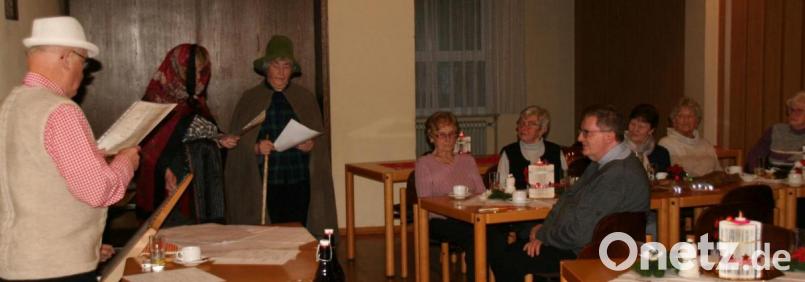 Im Bild die Mitwirkenden der Herbergssuche, von links Josef Daubenmerkl, Martha Kuhbandner und Margot Köstler. Bild: fpoz