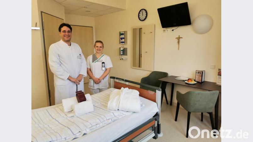 Auch Dr. Christian Glöckner (links) freut sich über die neuen „Komfort plus“-Zimmer. Bild: exb/ Stefanie Dörig)