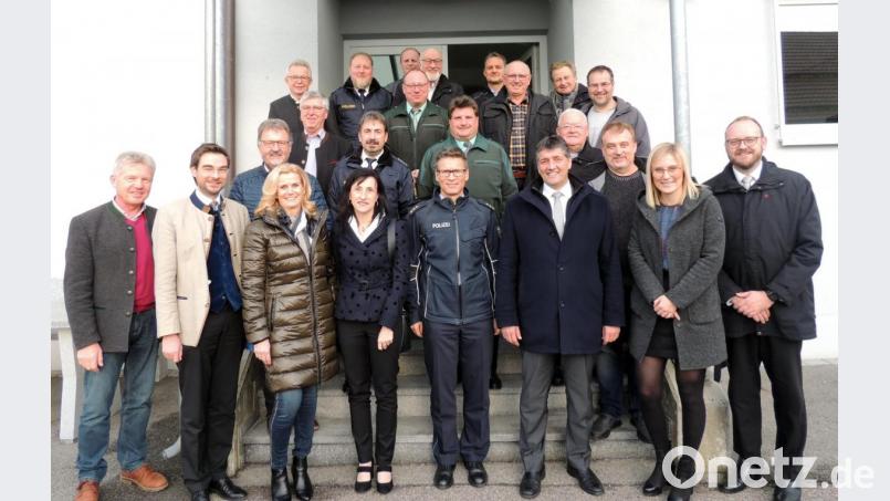 Die CSU-Kreistagsfraktion mit Landrat Andreas Meier, MdL Dr. Stephan Oetzinger und Fraktionsvorsitzenden Edgar Knobloch sprachen beim Weihnachtsbesuch dem Zoll, der Bundespolizei und der Grenzpolizei Wertschätzung und Dank aus. Mit dabei waren Vertreter der Waidhauser CSU. Bild: exb