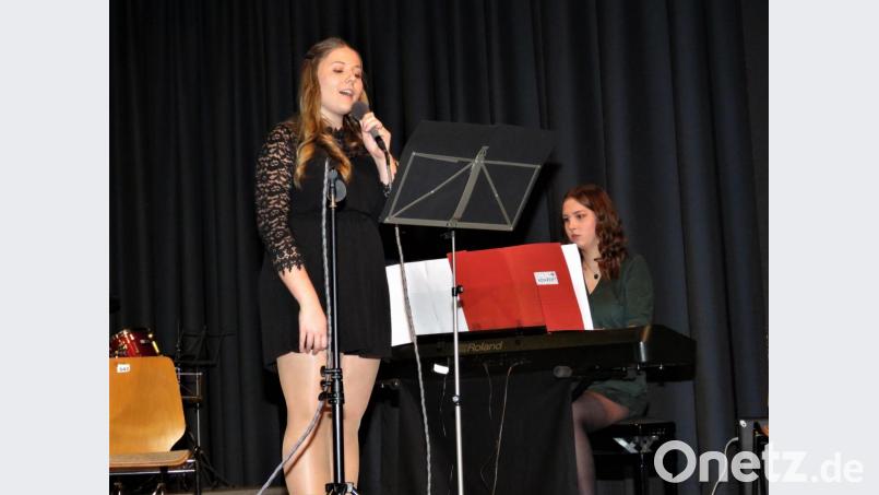 Jennifer Bäumler aus der Q11 erfreute die Gäste mir ihrer wunderschönen Stimme. Bild: ubb