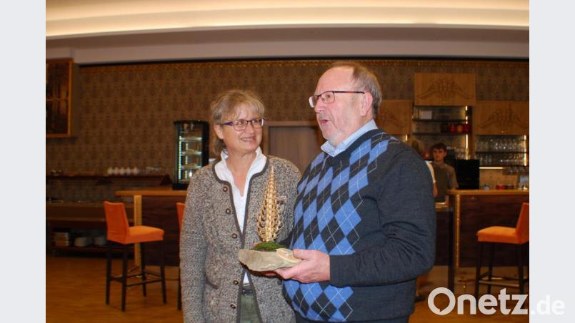 Als langjähriger Stammgast überreichte Josef Hofbauer aus Maxhütte-Haidhof, Leiter der Selbsthilfegruppe RLS (rechts) Sabine Lagies zur Eröffnung ein Geschenk Bild: enz