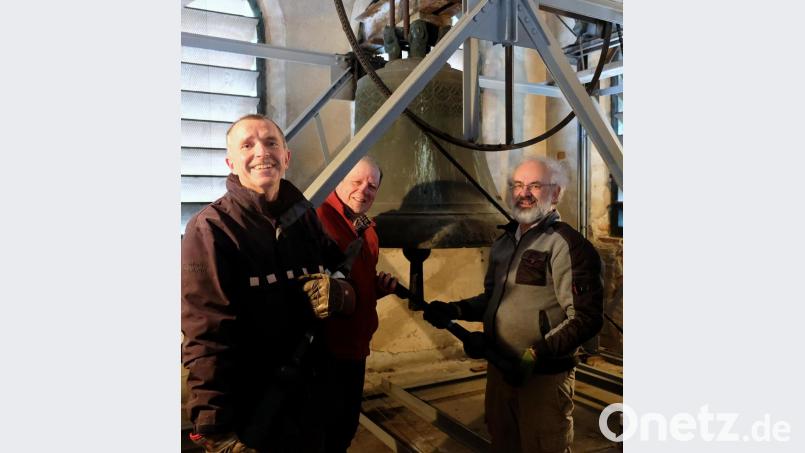 Um die schweren Eisenklöppel an Ort und Stelle auf den 36 Meter hohen Glockenturm zu schaffen, mussten alle mit anpacken: (von links) Peter Irlbacher, Michael Koch und Pfarrer Heinrich Rosner. Bild: mab