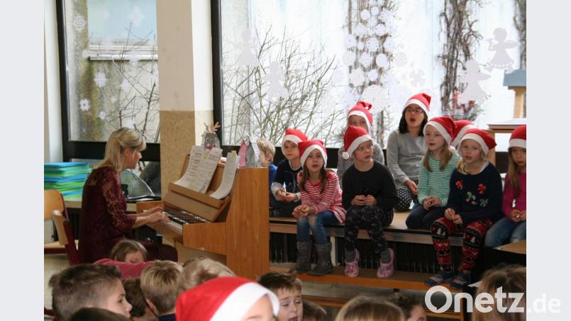 Die kleinen Nikolause stimmen das Schullied an. Bild: fpoz