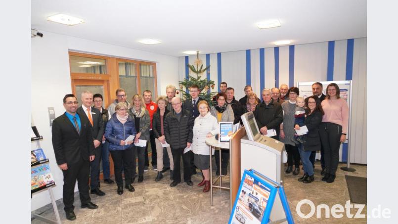 Raiffeisenbank - Geschäftsstellenleiter Michael Haubner (links) übergibt Spenden in Höhe von 8500 Euro an die Waldthurner Vereins- und Organisationsvertreter. Mit dabei Raiffeisendirektor Robert Stahl (Zweiter von links). Bild: fvo