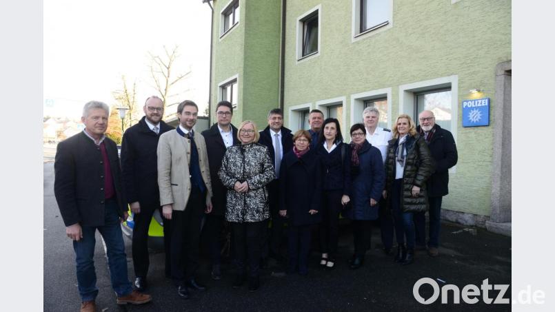 Mitglieder der CSU-Fraktion im Kreistag, CSU-Kreisvorsitzender Stephan Oetzinger und Landrat Andreas Meier informierten sich am Dienstagmittag über die Arbeit der Polizeiinspekton Neustadt/WN. Erster Polizeihauptkommissar Herrmann Weiß (hintere Reihe, 3. von rechts) erstattete einen umfangreichen Bericht und stellte zugleich Polizeihauptkommissar Georg Fritsch (2. von rechts) als neuen Stellvertreter vor. Bild: bey