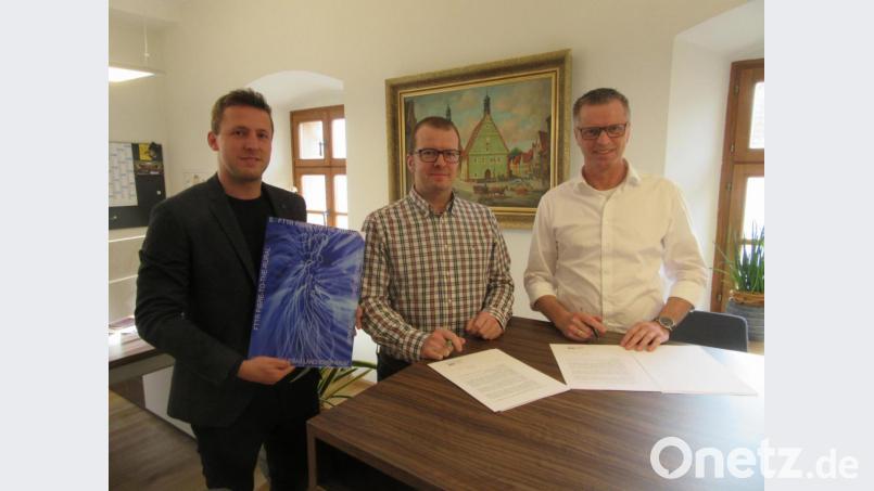 Sebastian Krysa von der Breitbandberatung Bayern GmbH , Markus Jobst (Firma Jobst DSL Amberg) und Bürgermeister Hermann Falk (von links) unterzeichnen den Kooperationsvertrag zur Breitbandförderung für die Schule Ehenfeld und den Ortsteil Kindlas. Bild: fg