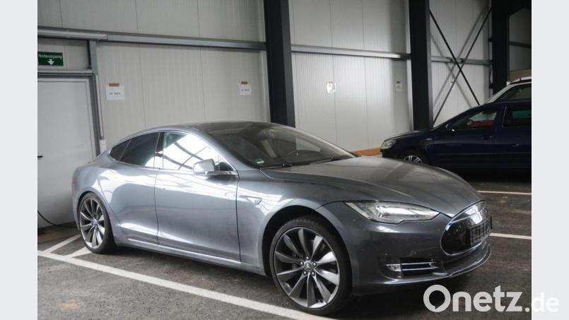 Da steht er: Seit über zwei Jahren wird das &quot;Tatfahrzeug&quot;, ein Tesla &quot;Model S&quot;, in einer Fahrzeughalle der Polizei aufbewahrt. Bild: Gabi Schönberger