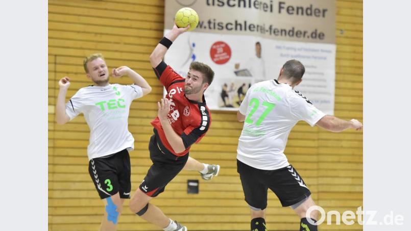 Fallwurf: Jonas Rohrbach (Mitte) trifft und würde gerne gegen Erlangen-Bruck sein Torekonto verbessern. Bild: Ziegler