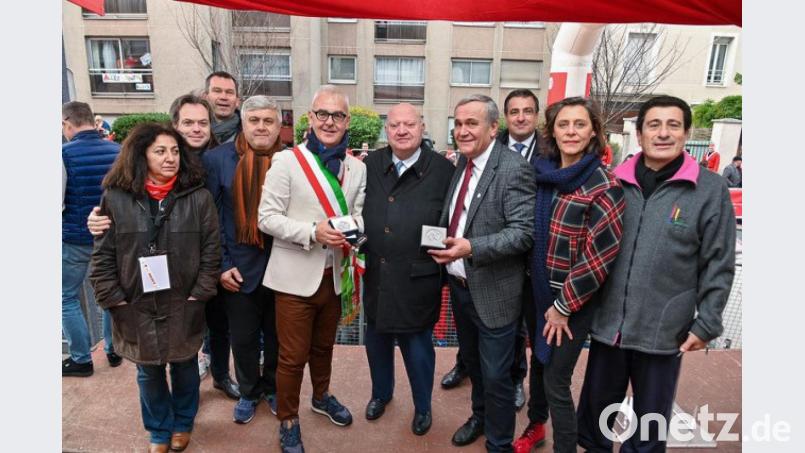 Oberbürgermeister Kurt Seggewiß (Zweiter von rechts) und sein Amtskollege aus Maccerata Romano Carancini (Fünfter von links) erhalten von OB André Santini (Fünfter von rechts) die Medaille der Partnerstadt Issy. Bild: exb/Nicolas Fagot
