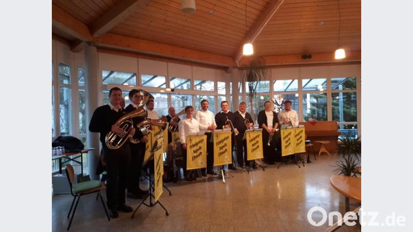 Die Fichtelgebirgskapelle Ebnath unter Leitung von Johannes Prechtl (links) bereitete den Senioren in Bad Alexandersbad wieder ein paar unvergessliche Momente. Bild: soj