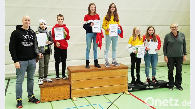 Die drei Erstplatzierten mit den Lehrern Willi Merkl (r.) vom Neustädter Gymnasium und Ondrej Stych von der Partnerschule ZŠ Pionýrů Sokolov (l.). Bild: lst Bild: lst