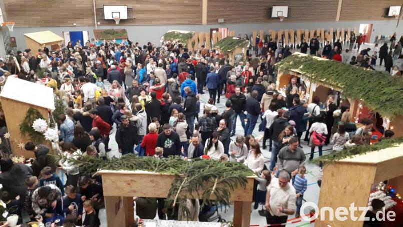Sehr gut besucht war der Weihnachtsbasar in der Mehrzweckhalle. Bild: jzk