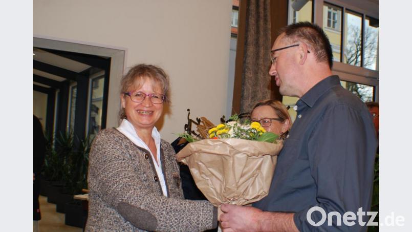 Zur Eröffnung des Grünen Kaffeehauses im Landschloss Ernestgrün gratulierte Alfon Schnurrer, 1. Vorsitzender des Fremdenverkehrsvereins, der neuen Hoteldirektorin Sabine Lagies (links) Bild: enz