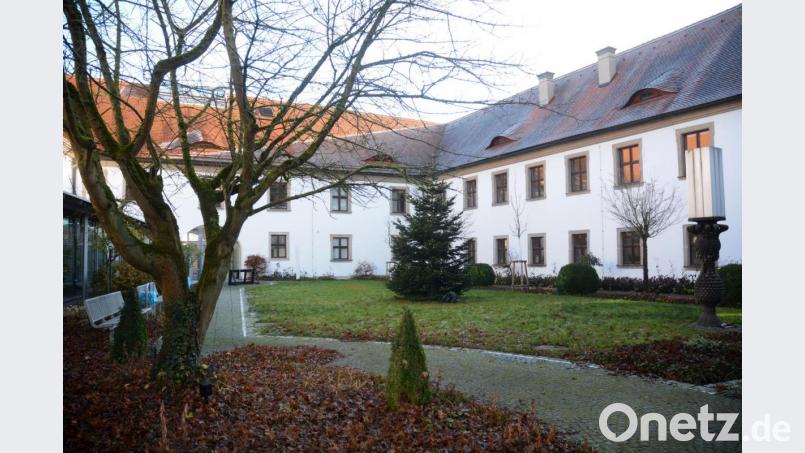 Still ruht der Innenhof von Regionalbibliothek und Keramikmuseum.Seit vor fünf Jahren ein Grundentgelt von 500 Euro pro Veranstaltungstag erhoben wurde, findet im ehemaligen Geheimtipp keine Kultur mehr statt. Jetzt hat der Stadtrat das Entgelt wieder gestrichen. Bild: Gabi Schönberger