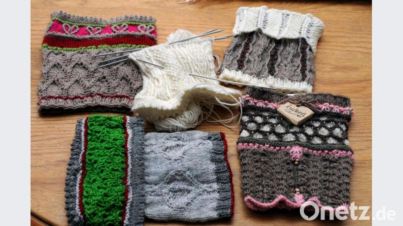 Manche der alten Muster sind gar nicht so einfach zu stricken. Aber das macht nichts, sagt Carina Helgert: „Ich liebe das.“ Das hell-dunkle Wabenmuster im „Zuckerl“ (vorn rechts) hat übrigens einst auch der Kini getragen. Bild: Stephan Huber
