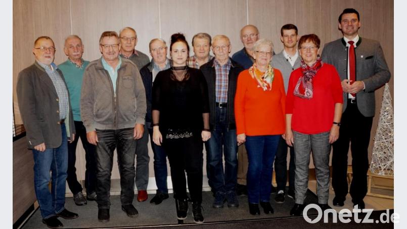 Landrat Thomas Ebeling (rechts) und Bürgermeister Johann Graßl (links) dankten den Bürgerbusfahrern für ihr ehrenamtliches Engagement. Maria Walbrun (Zweite von rechts) wurde verabschiedet, Werner Klostermann (Zweiter von links) wurde zum 70. gratuliert. Bild: weu