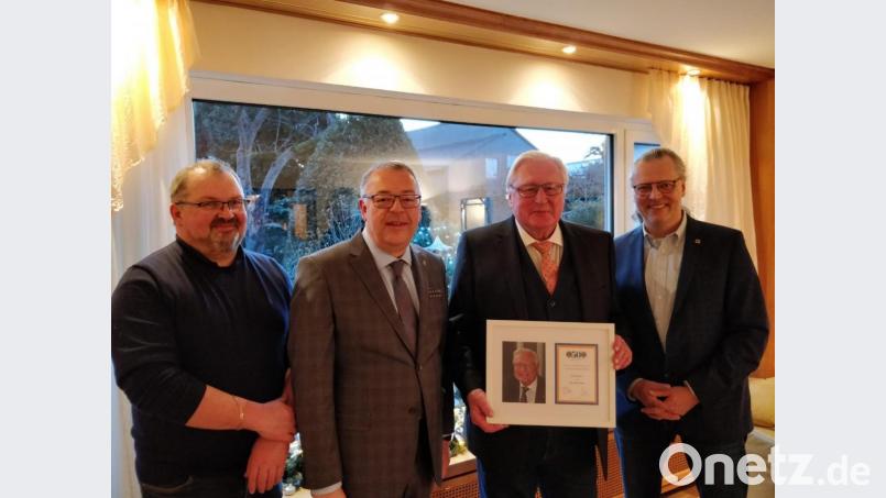 Gerd Moser, ehemaliger Kepler-Chef und einstiger Lions-District-Governor (Zweiter von rechts) feierte 80. Geburtstag. Anton Forster (von links), Frank Wohl und Präsident Michael Richthammer vom Lions-Club Weiden gratulieren. Bild: exb/Lions Club Weiden