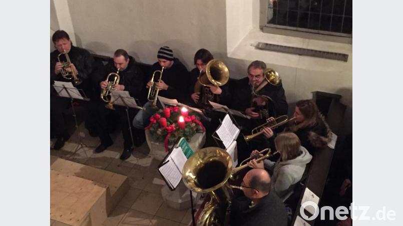 Der Posaunenchor schart sich um das Taufbecken. Bild: rrd