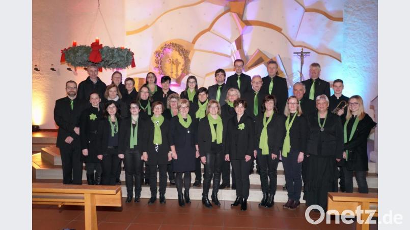 Lichterklang im Advent - die Beteiligten Sänger sowie Instrumentalisten. Bild: fvo