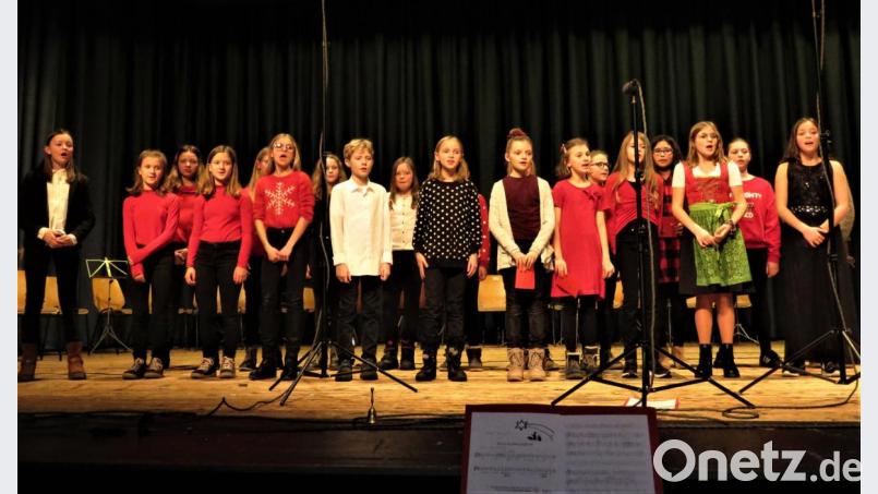 Mit fröhlichem Gesang erinnerten die jungen Sängerinnen ans Weihnachtsfest und seine Bedeutung. Bild: ubb