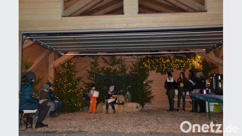 Das dritte und letzte Adventsfenster wurde in Grub geöffnet. Dazu stellte Familie Reisnecker ihre Garage zur Verfügung. Die Dorfgemeinschaft hatte dazu eingeladen und alles durchgeführt. Es war ein lebendiges Adventsfenster mit den Kindern aus dem Ort. Bild: gi