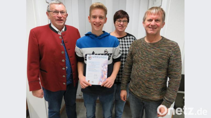 Dirigent Alfons Steiner, Vorsitzende Gisela Weß und Ausbilder Benno Engelhard (von links) sind stolz auf ihren Nachwuchstrompeter Jakob Reichl (mit Urkunde). Bild: adj
